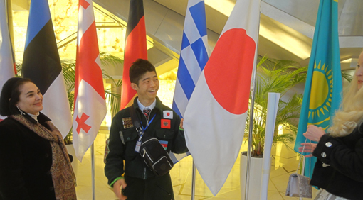 １２月１９日・開会式前「日本国旗とナギ」・５１０.jpg